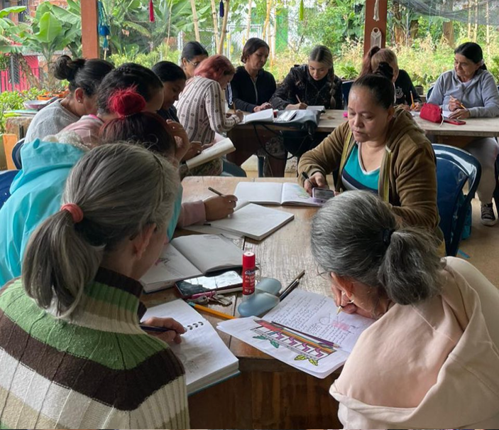 Clase a las beneficiarias del centro comunitario San Juan Pablo II